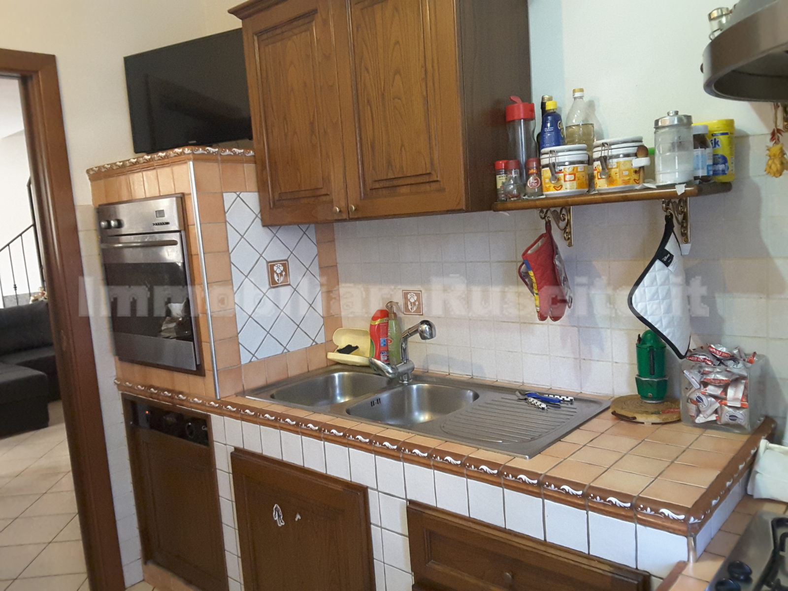 Ladispoli villino su due livelli con taverna, giardino angolare Ladispoli villino su due livelli con taverna, giardino angolare